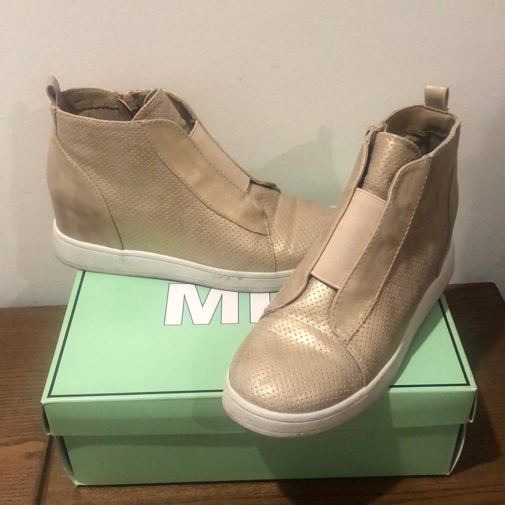 Wedge boots